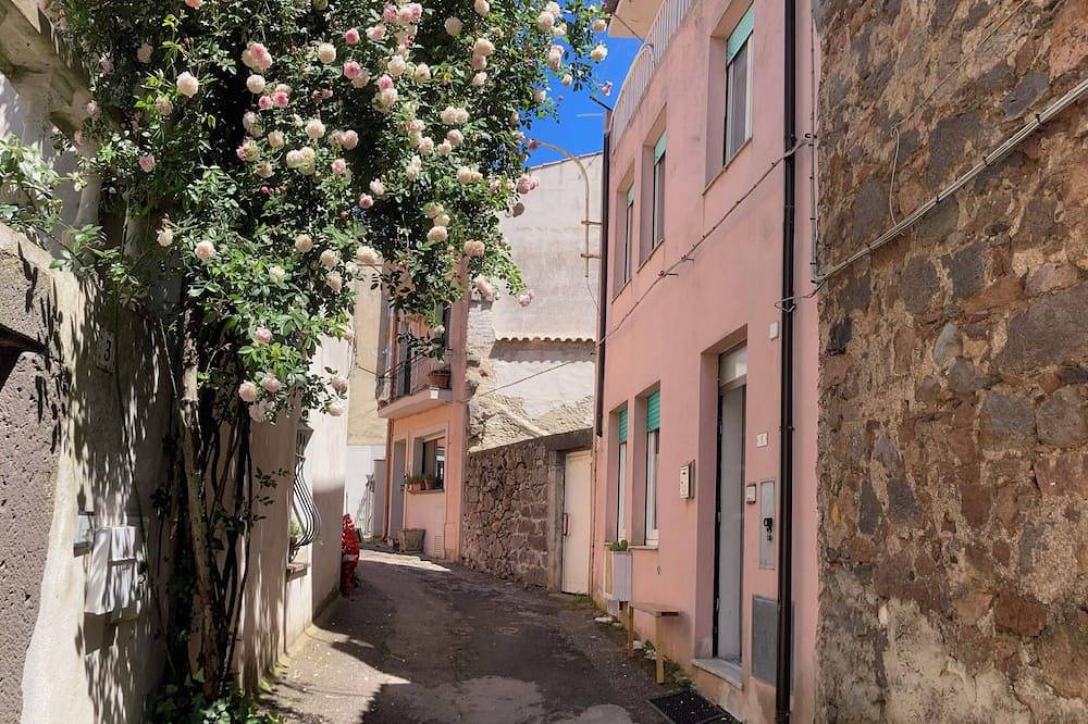 Sardinian Tower House with free parking and Ac in Macomer, Nuoro Provinz