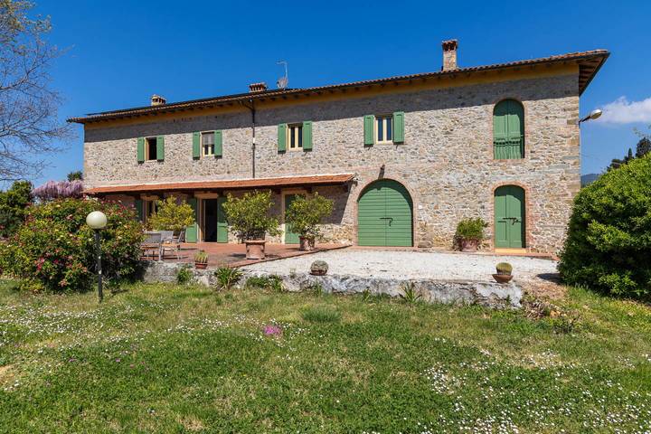 Villa pour 14 personnes, avec jardin et terrasse, animaux acceptés à Vinci