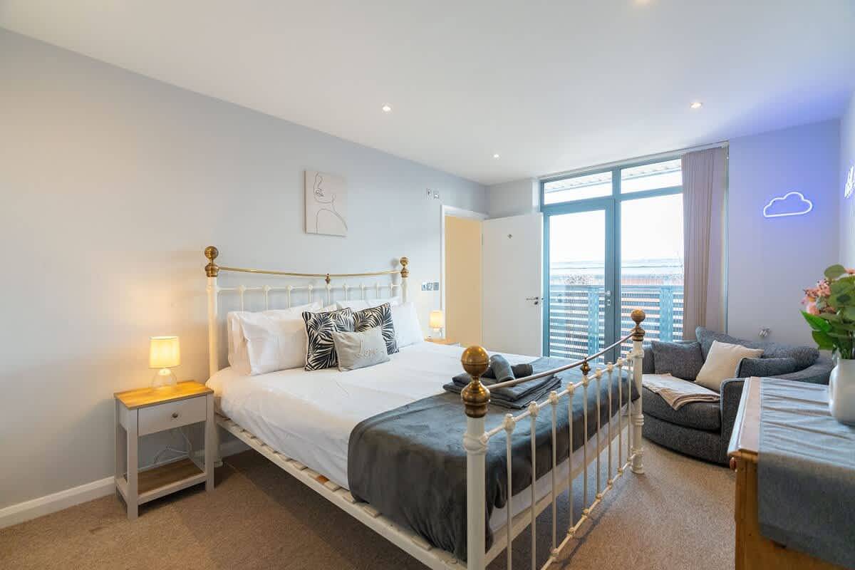 Appartement entier, Bright Watford Home | Balcony + Parking Included in Watford, Hertfordshire