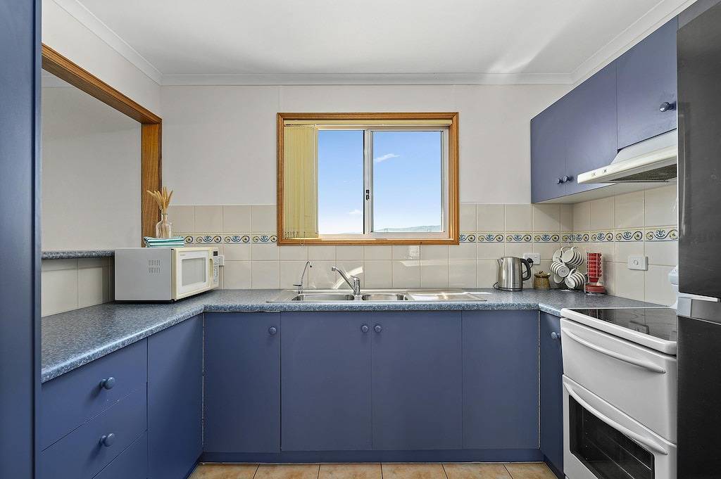 The Loveshack ~ Silver Sands - Family Entertainer Surrounded by Sea, Scrub & Hills in Aldinga Beach, City of Onkaparinga