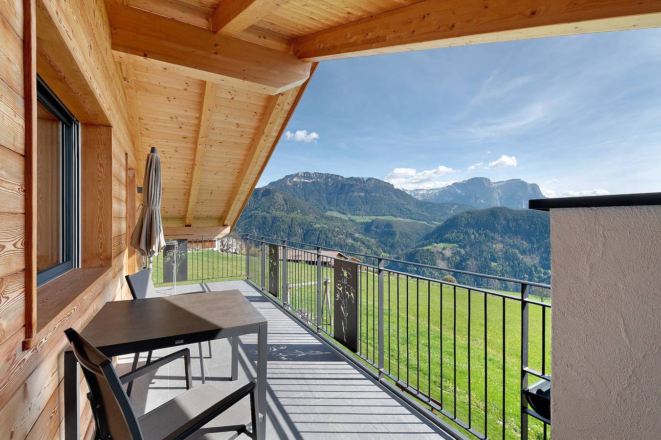 Ganze Wohnung, Ferienwohnung 'Platiederhof Apt Tschöfas' mit Bergblick, Terrasse und Wlan in Tschöfas, Lajen