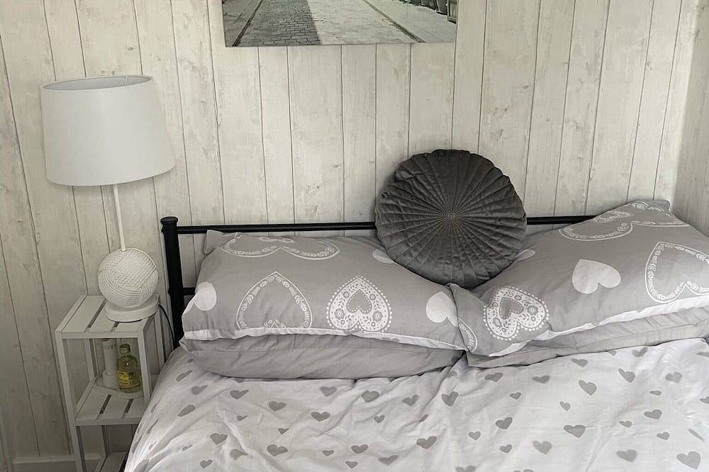 May Beach Cottage, Relaxing Stay With Sea Views in Leysdown, Kent