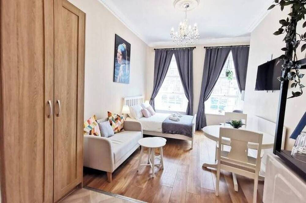 Entire apartment, Lovely Renovated Large Spacious Georgian Studio in Dublin, County Dublin