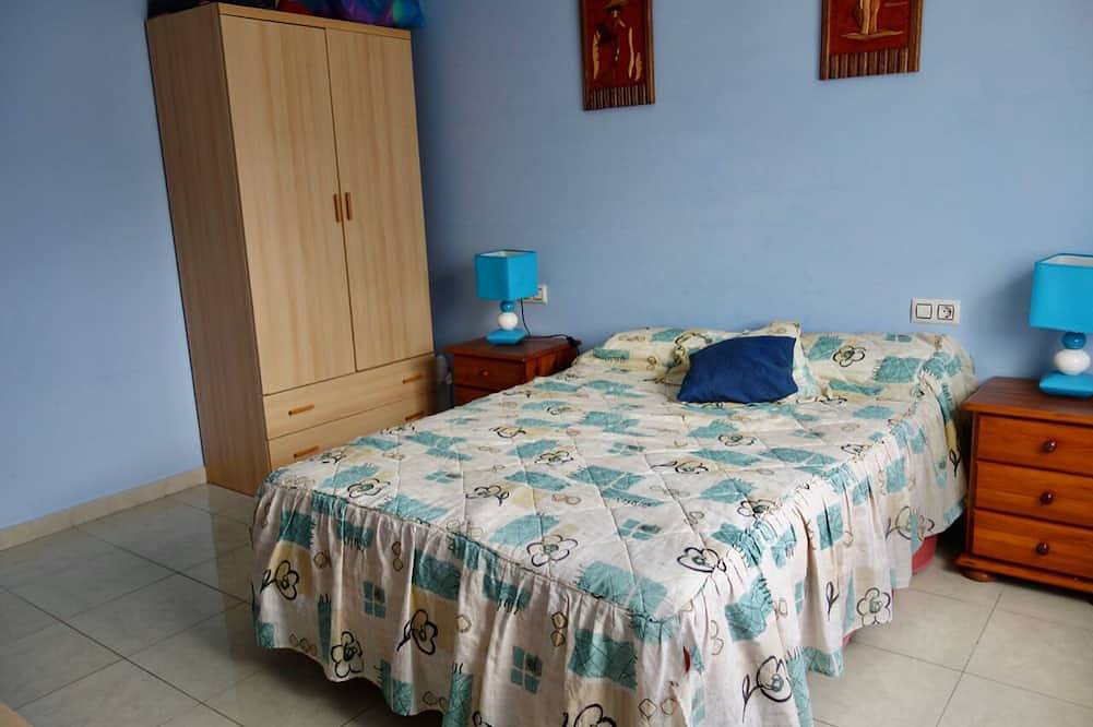 Sunny, spacious, and private chalet close to stunning beaches and conveniences. in Ortigueira, Galician Coast