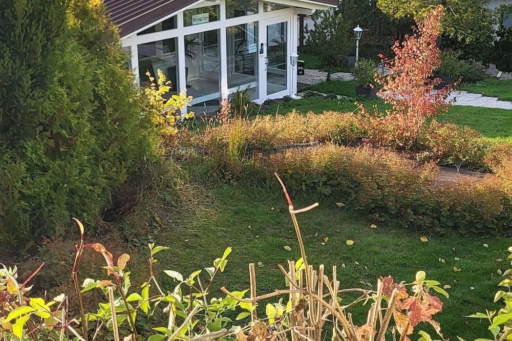 D&B staycation Ferienpark,\nferienwohnung \"Die Orange\" in Niedenstein, Schwalm-Eder-Kreis