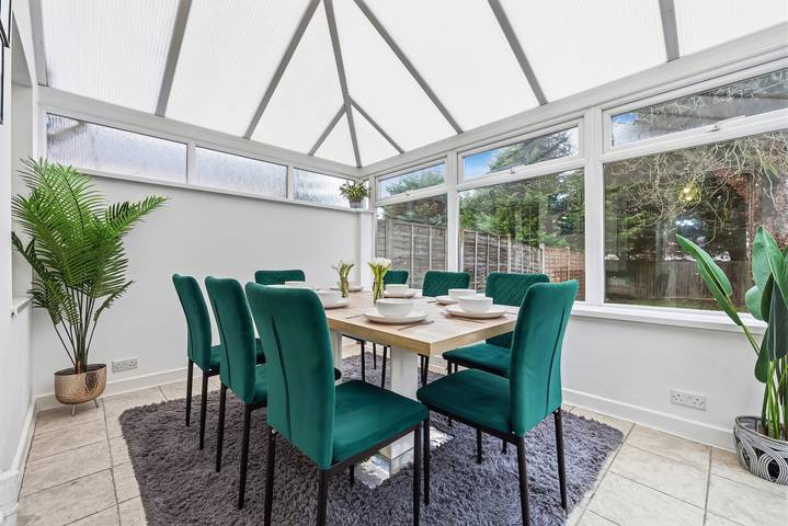 House Sleeps 9 with Enclosed Garden in Solihull, Région de Birmingham