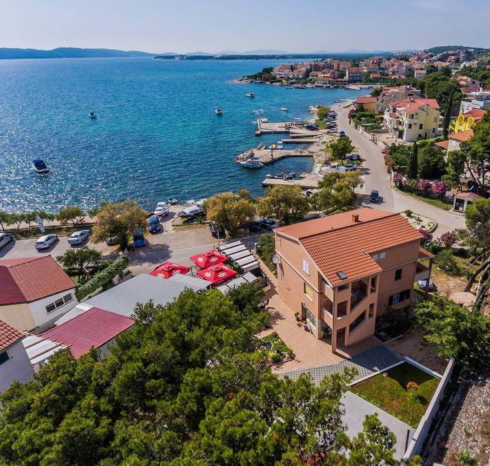 Ferienwohnung für 3 Personen, mit Balkon und Garten in Grad Šibenik