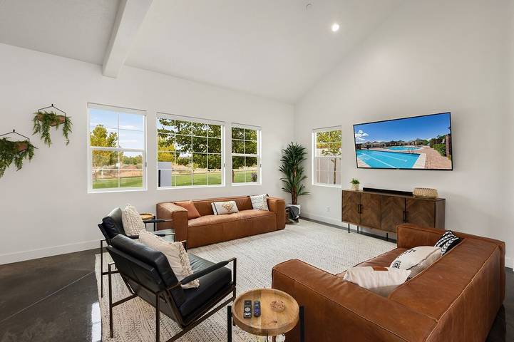 Vacation rental for 24 people, with hot tub and pool as well as balcony in Hurricane