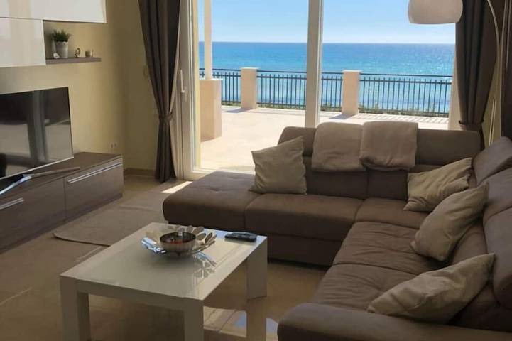 Villa al mare a Fontane Bianche, Siracusa, direttamente sul mare con Jacuzzi. in Lido Sayonara, Siracusa