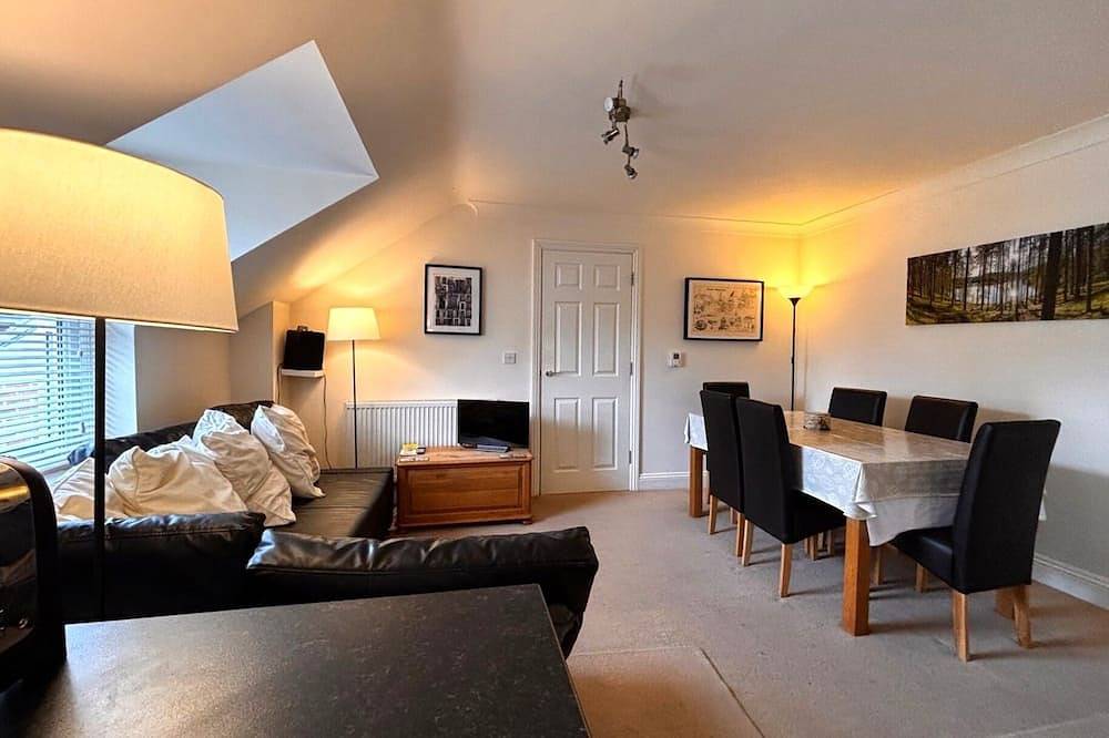 Entire apartment, A lovely quiet new flat 50 yards from the beach in the centre, parking included. in Swanage, Dorset