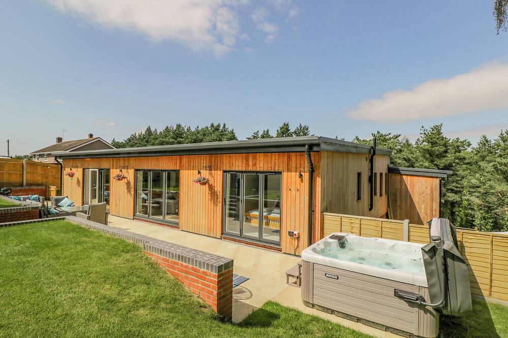 The Barn, family friendly, with hot tub in Lytchett Matravers in Dorset