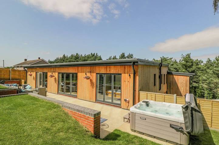 Cottage for 10 people, with Hot tub and Garden in Dorset