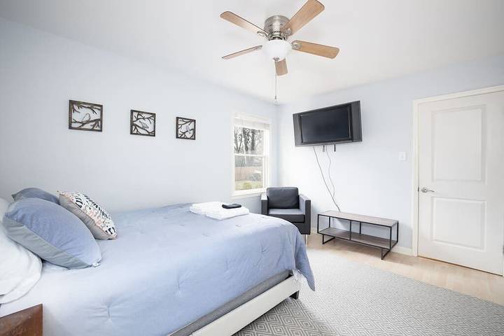 Vacation home for 12 people, with yard and balcony in Charlotte