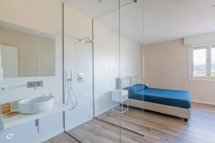 Apartamento entero, Luxurious and modern penthouse facing the sea with private solarium on the seafront of Lido di Camaiore with private parking space. The flat is on two levels.The flat opens with the bright living room, where there is a comfortable double sofa bed, dining in Lido di Camaiore, Camaiore