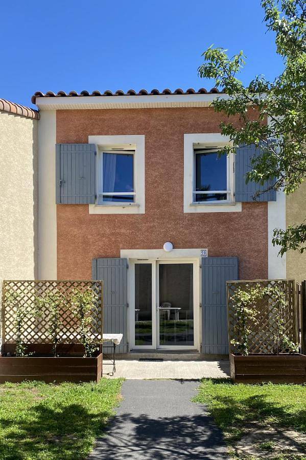 Location de vacances pour 4 personnes, avec piscine ainsi que vue et jardin à Colombiers - 2