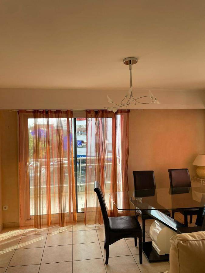 Appartement entier, Three-Bedroom Apartment in Saint-Herblain, Région de Nantes