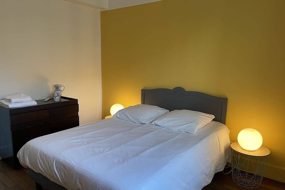 Apartamento entero, Le Temple-Apartamento-Apartamento-Baño en la habitacion-Vista a la Ciudad in Auxerre, Auxerre region