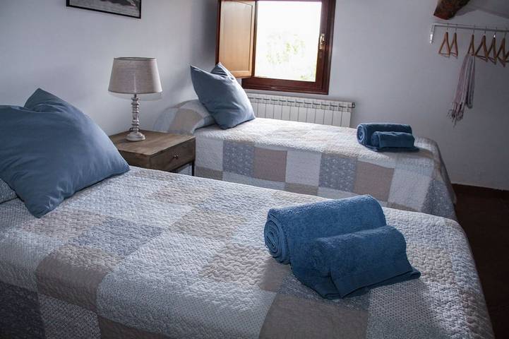 Gîte pour 10 personnes, avec jardin dans Llampaies - 3