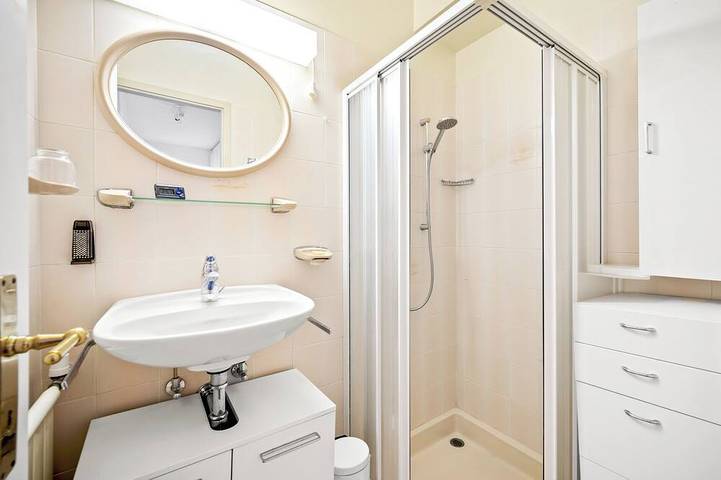 Entire apartment, Taverney | Spacious, bright apartment (Geneva) in Le Grand-Saconnex, Lake Geneva