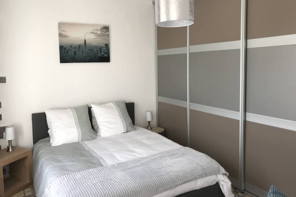 Chambre privée dans une maison d’hôtes côté rue in Nancy, Région de Nancy