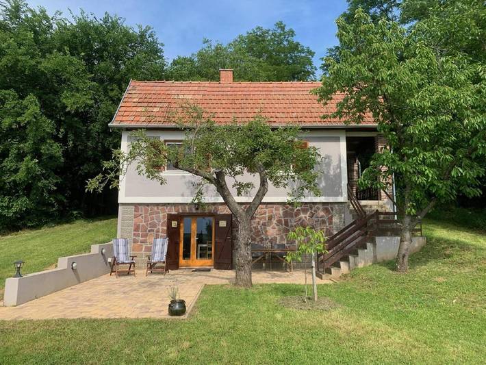 Ferienwohnung für 4 Personen, mit Terrasse und Garten sowie Seeblick und Ausblick in Szőlősgyörök