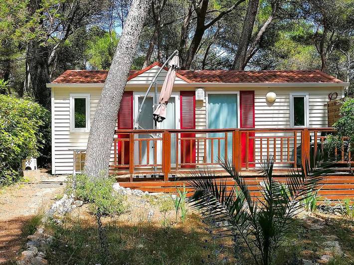 Camping Résidentiel La Pinède - Mobilheim 4 personen - Florès Confort -2 Schlafzimmer 30m²- *Klima, Terrasse, Tv*. in Castelnau-de-Guers, Mittelmeerküste (Frankreich)