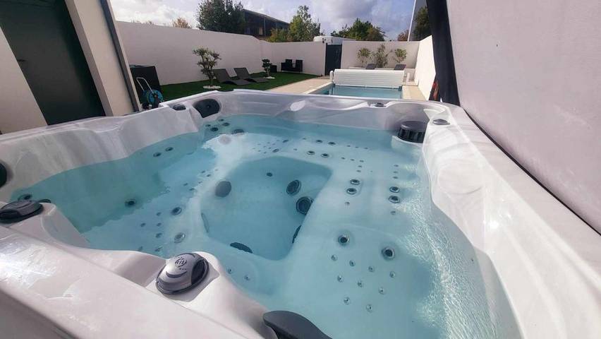 Location de vacances pour 4 personnes, avec jacuzzi ainsi que piscine et jardin à Courçon - 3