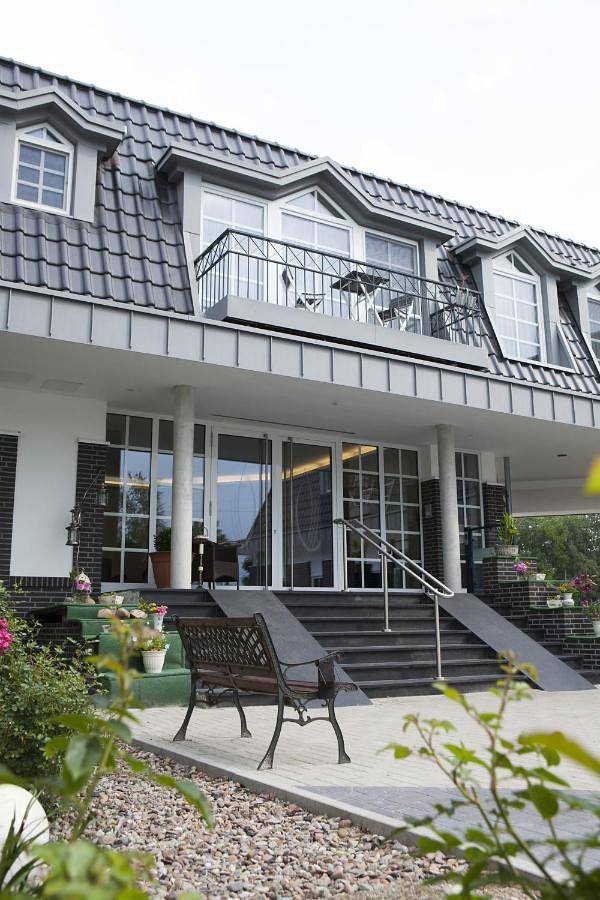 Hotel voor 2 personen, with tuin and uitzicht as well as uitzicht op het meer in Leer