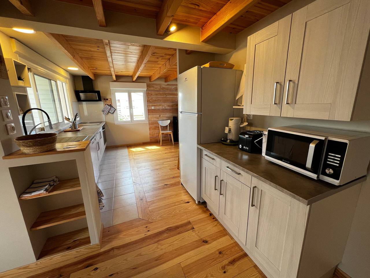 Beautiful 2-Story Chalet with Wifi and Ac, 250m from Beach - Gruissan, Sleeps 6 in Gruissan (Ville), Gruissan