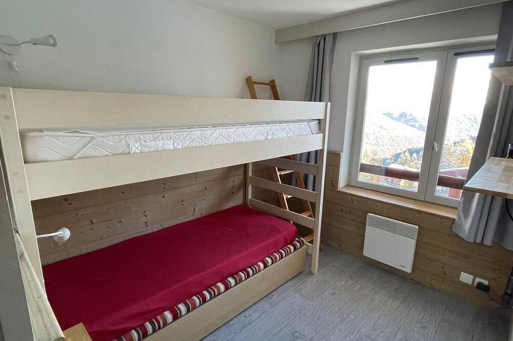 Apartamento entero, 50m from ski slopes, 3rd floor, view forest, balcony, tv, ski locker, 27m², La Tania in La Tania, La Perrière