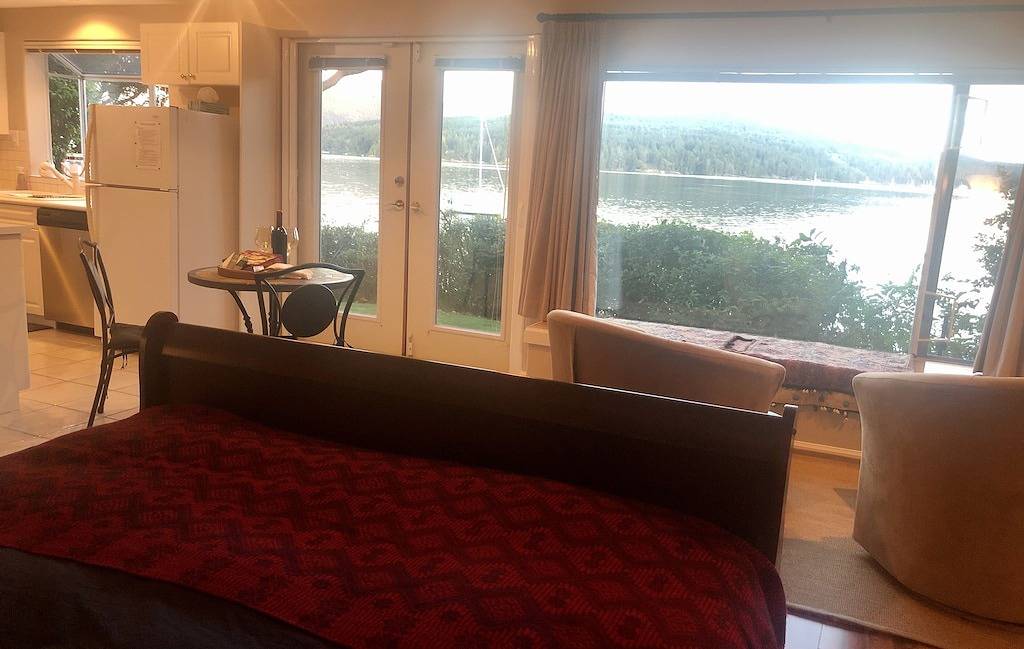 Beachfront Studio auf Maple Bay, Schritte entfernt zu Ihrem eigenen privaten Strand Terrasse in North Cowichan, Cowichan Valley Regional District