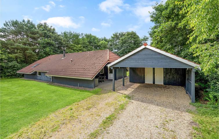 Ferieudlejning for 8 personer, med jacuzzi og sauna såvel som pool og terrasse i Jegum