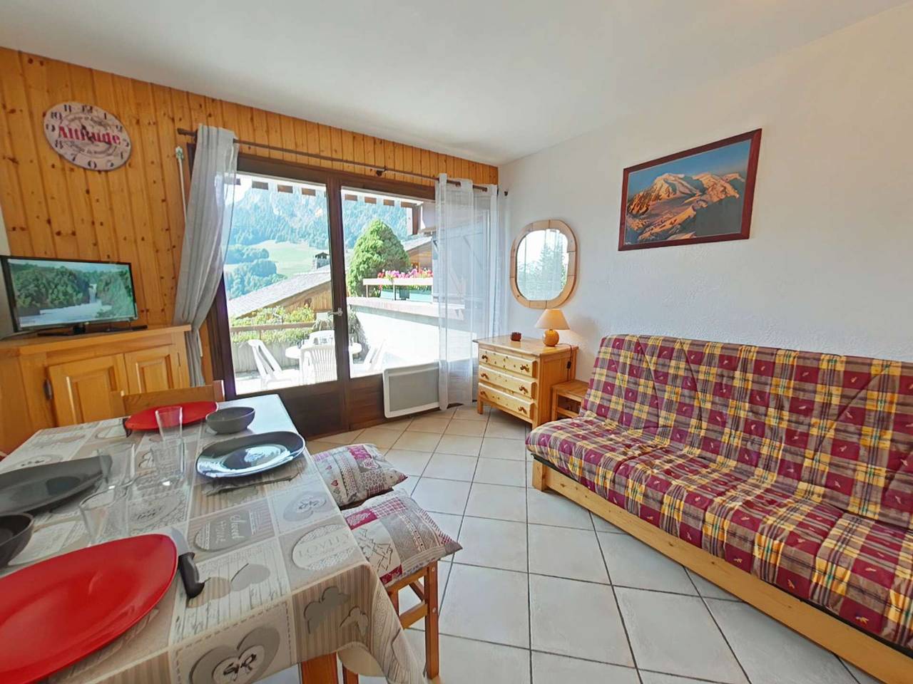 Entire studio, Ski-in/ski-out studio with terrace, parking and Wi-Fi - sleeps 4 in Le Grand-Bornand, Annecy region