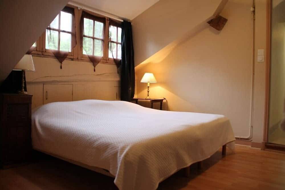 Entire apartment, Le Haut Perché, charming gîte in the castle of Saint Gervais in Saint-Gervais-la-Forêt, Blois region