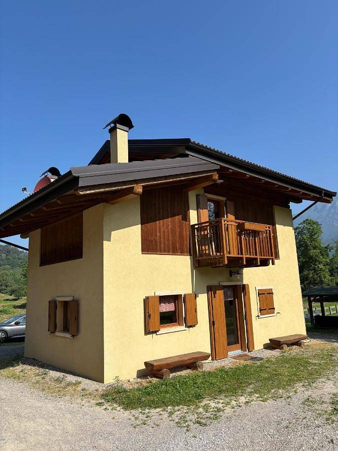 Appartamento per 3 persone, con panorama e balcone, adatto a famiglie con bambini sul Lago di Ledro