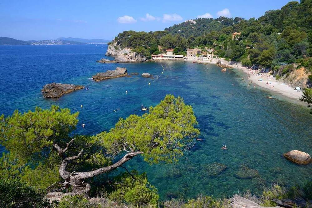 1.5 km from \"plage de la Garde\" Top of Villa with private garden and barbecue area in La Garde, Toulon region