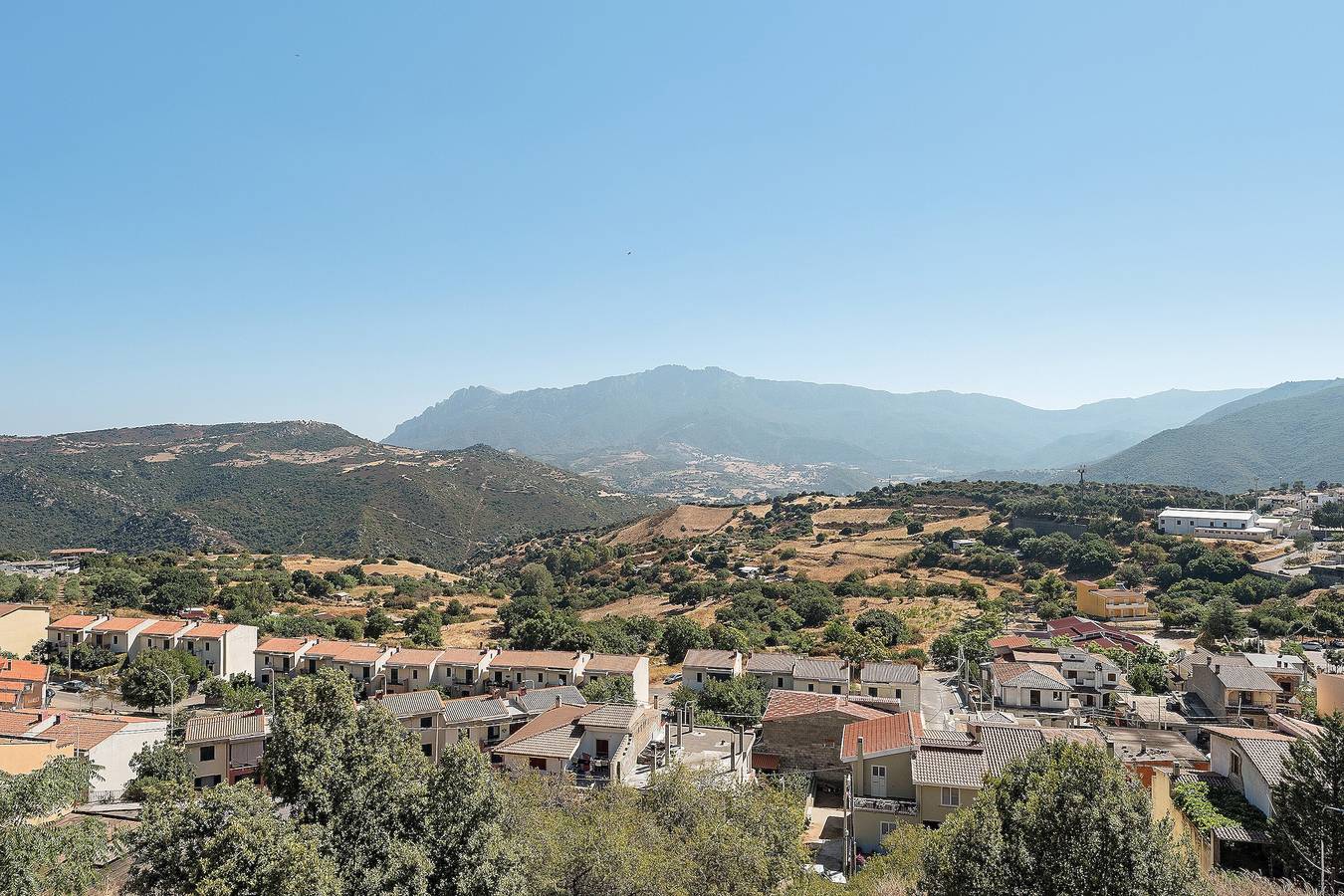 Appartement entier, Appartement '1' avec terrasse partagée, Wi-Fi et climatisation in Orgosolo, Barbagia
