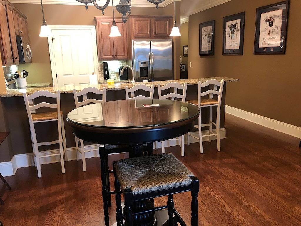 Ganze Wohnung, Luxusferienhaus mit Blick auf das Fußballstadion und 2 Häuserblocks von Toomer's Corner entfernt in Auburn (AL), Alabama