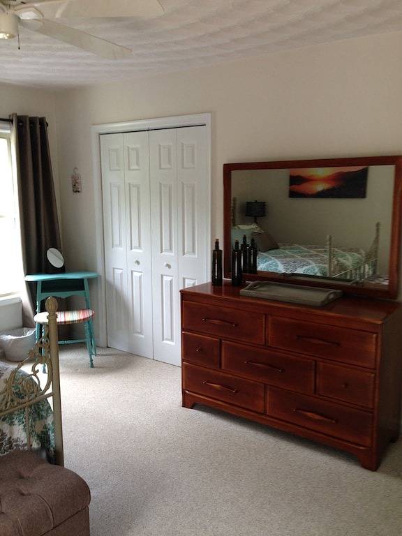 Charmantes, renoviertes Haus am Wasser mit Blick auf den Sonnenuntergang und tiefes Wasser auf der breiten Bucht in Smith Mountain Lake