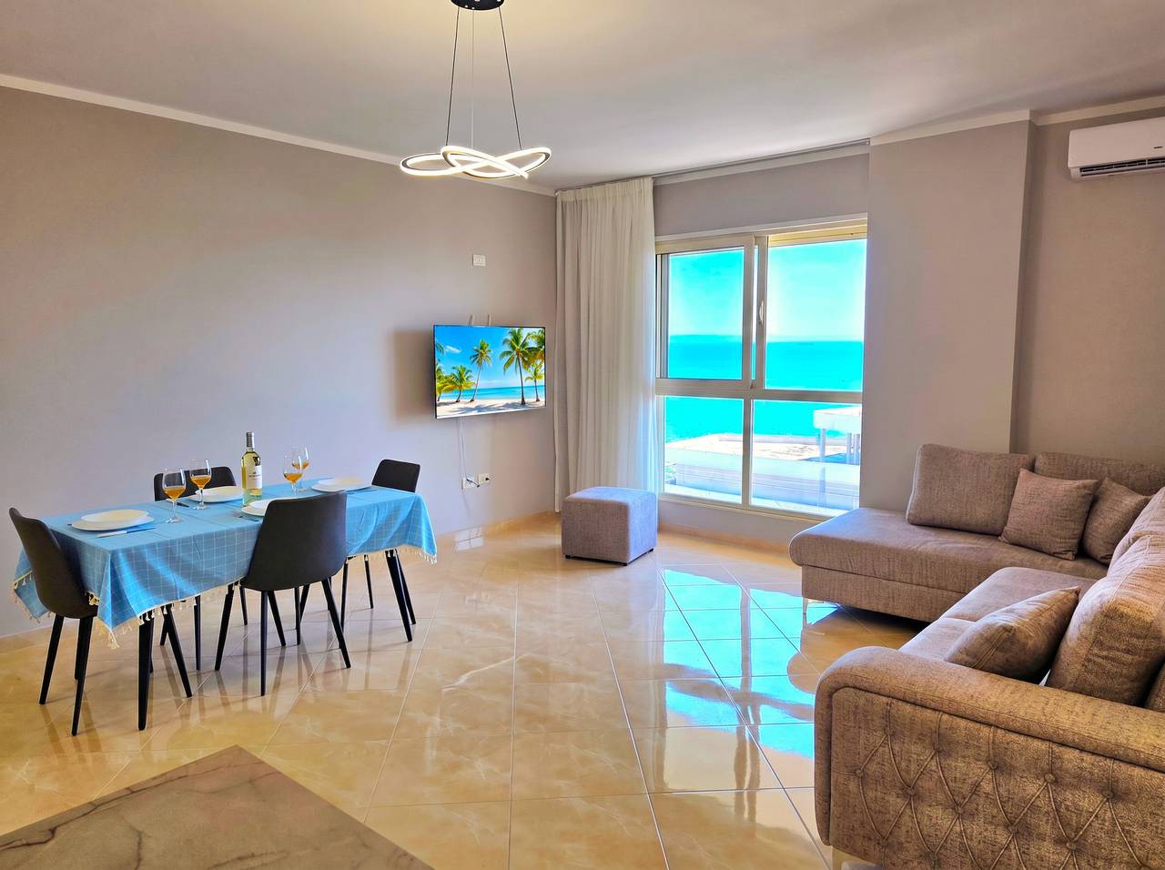 Geheel appartement, Vakantieappartement voor 5 personen met balkon in Durrës (stad), Albanië