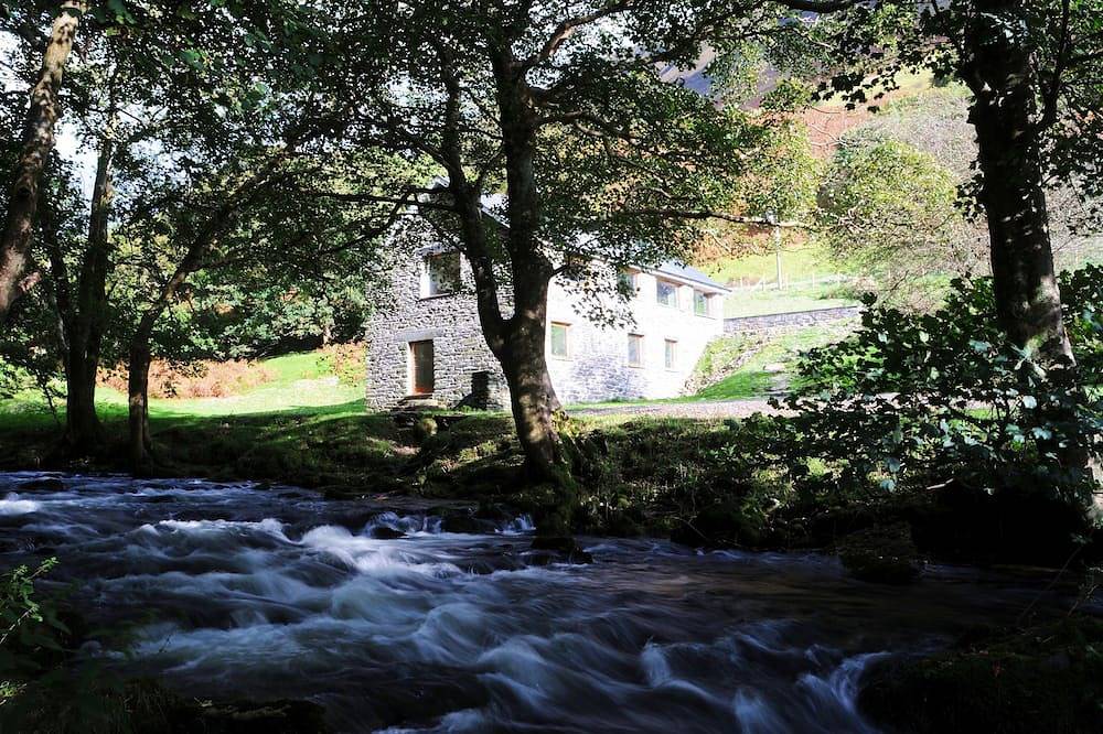 Moinho de água convertido com rio bonito e montanhas majestosas à sua porta in Snowdonia