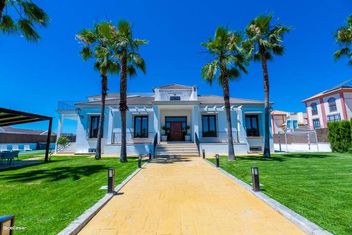Chalet para 20 personas, con Balcón y Jacuzzi además de Terraza y Jardín en Provincia de Sevilla