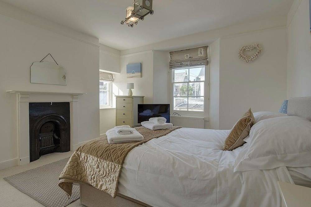 1 Florence Place, pet friendly, luxury holiday cottage in Falmouth in Falmouth (Cornwall), Cornwall