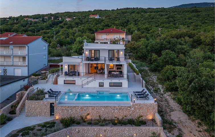 Dom dla 7 osób, z basen i jacuzzi oraz sauna, zwierzęta dozwolone w Kraljevica