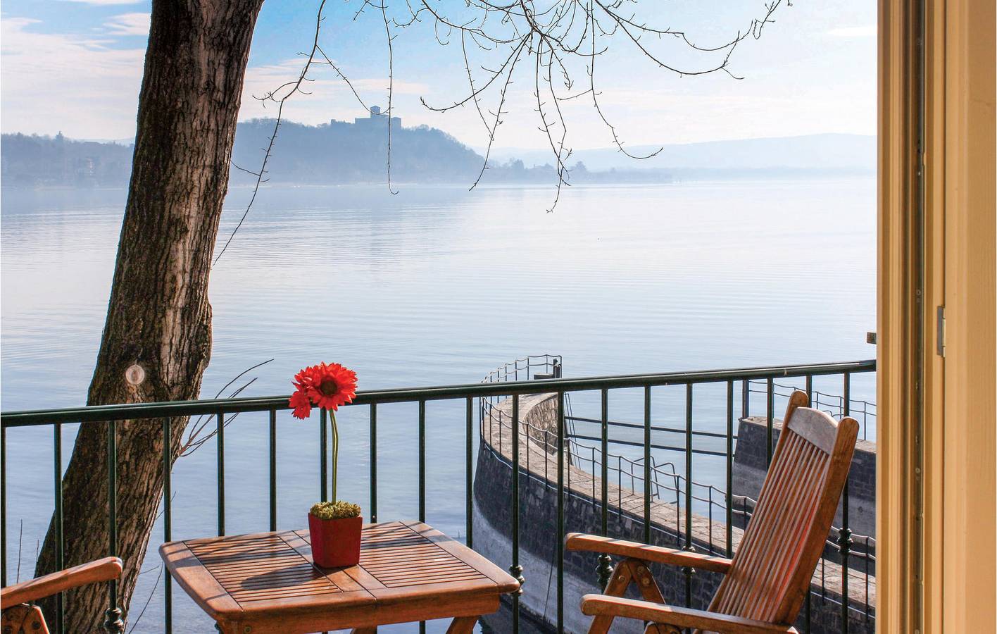Entire holiday apartment, Lakefront Apartment with Pool & Terrace in Meina, Comune di Meina