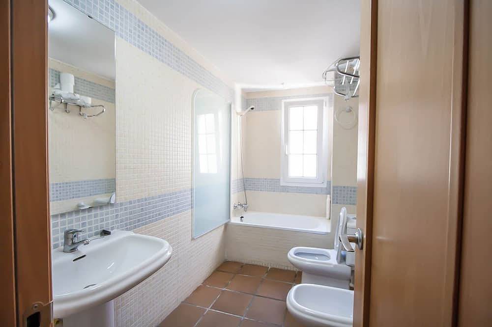 Entire apartment, Sierra Nevada Apartament: along the chair lift, sunny, with a swimming pool in Sierra Nevada Ski Resort, Monachil