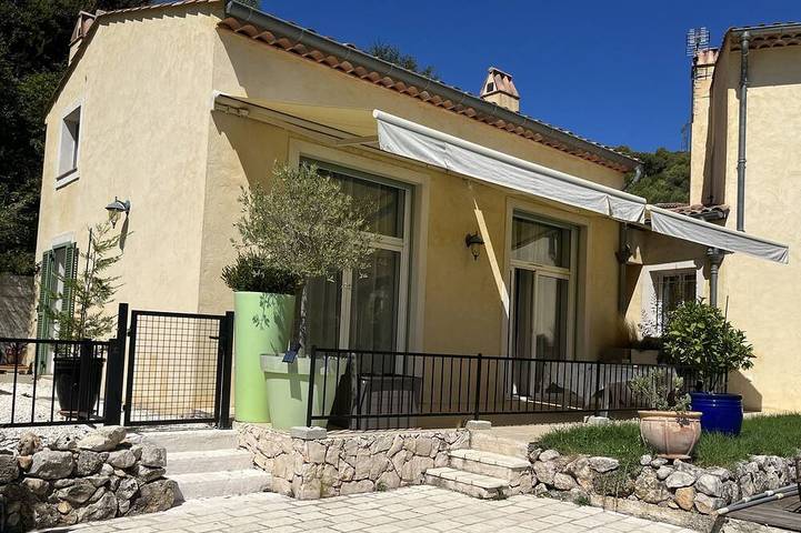 Gîte pour 2 personnes, avec Jardin et Piscine à Falicon
