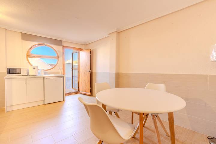 Apartamento estúdio para 2 pessoas, com piscina infantil e terraço, adaptado a crianças em Monte Faro