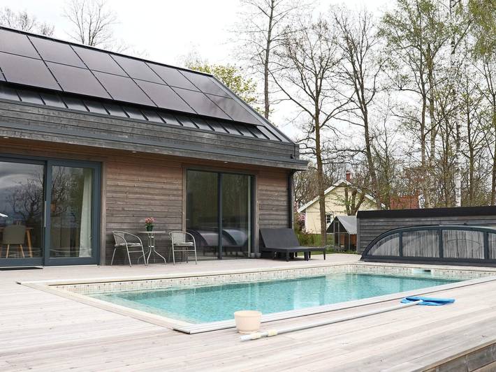 Hus för 10 Personer, med terass och pool i Halland