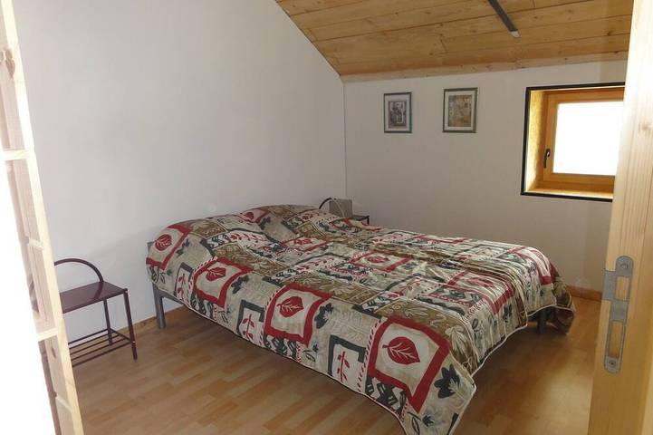 Entire apartment, T3 attic with private garden, air-conditioned Tennis court, Ev terminal in a 2-hectare park. in Embrun, Écrins National Park